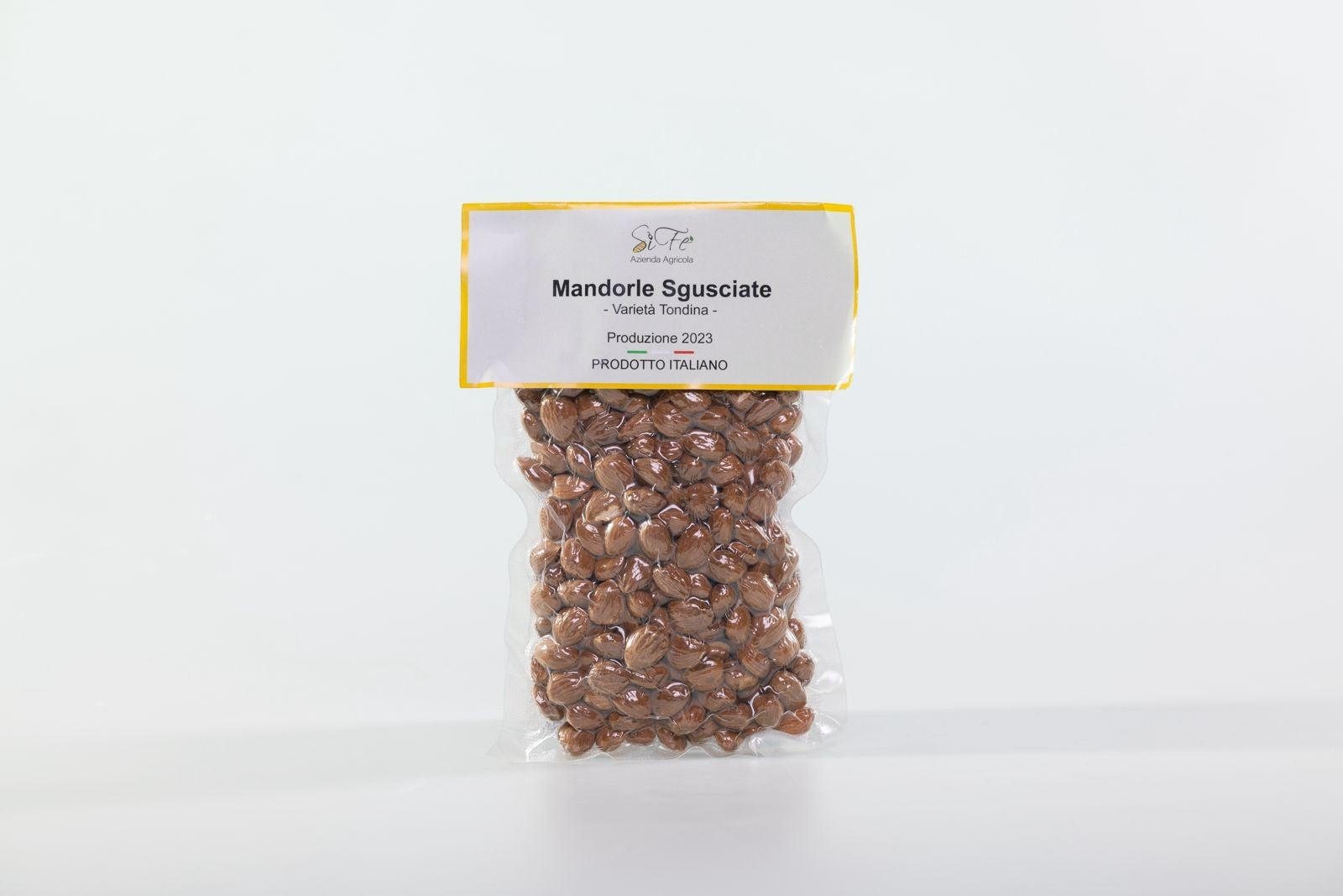 Confezione sottovuoto di mandorle sgusciate Agricolasifè varietà Tondina, prodotto italiano di alta qualità.