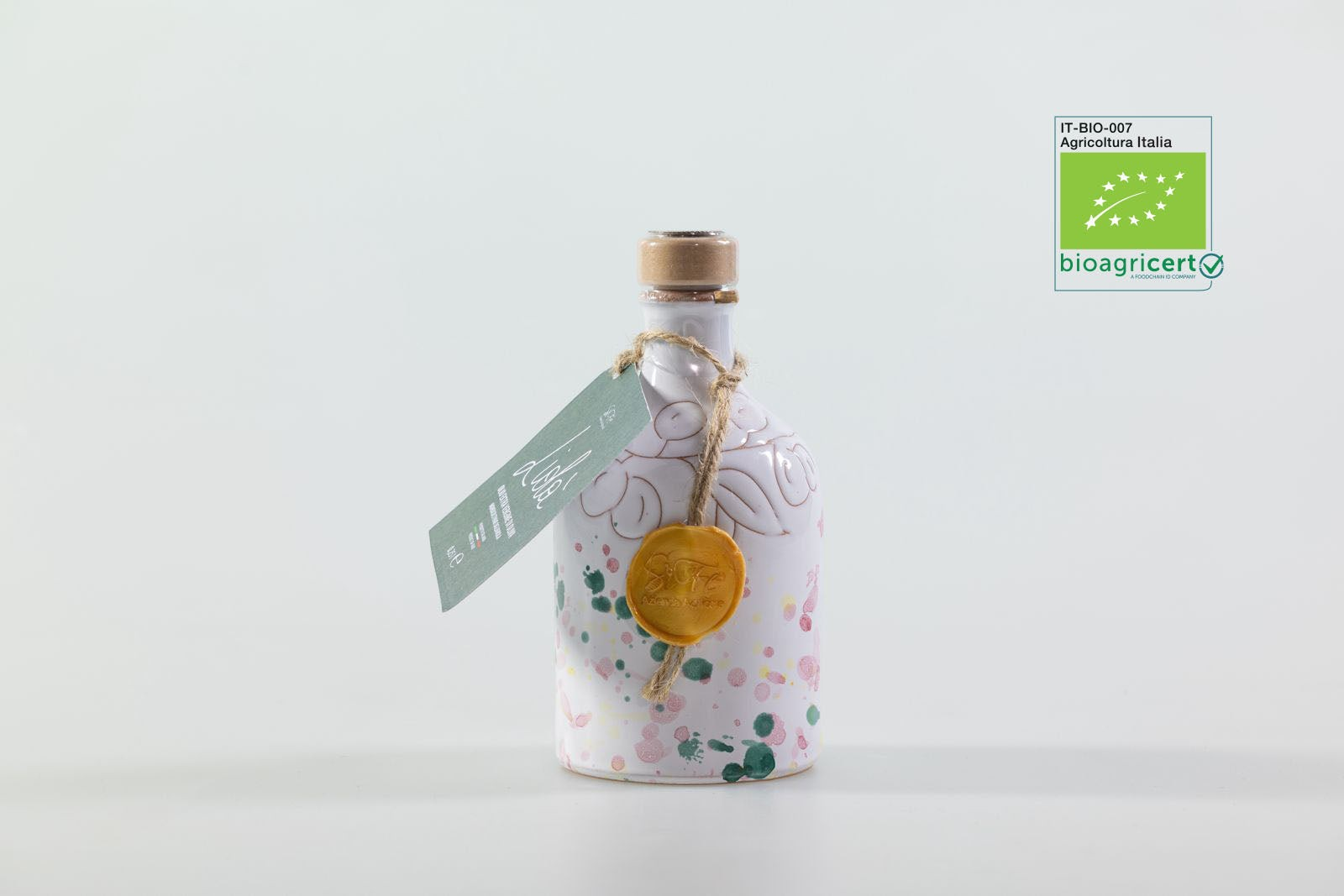 Orcio in ceramica artigianale Agricolasifè con olio EVO biologico, decorato con motivi colorati e sigillo in ceralacca